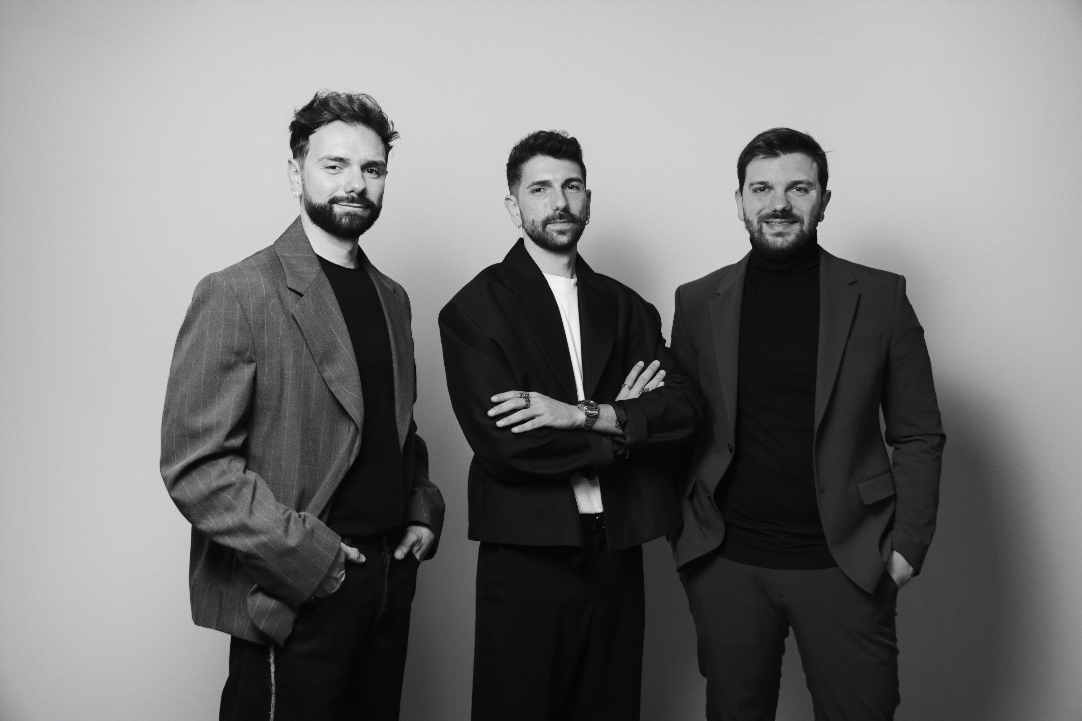 Foto in bianco e nero di tre dei membri dell'azienda Sport Commerce. Da destra: Mattia Sartori, Luca Sartori, Andrea Sartori